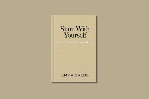 On a gold background a light-beige plain book cover with the title printed on it.